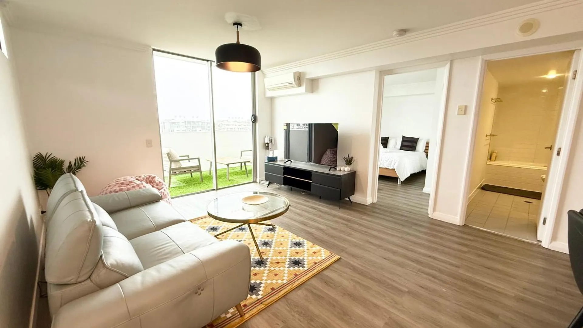 Spacious Newly Renovated 3-Bedroom Apartment Opposite Westfield Chermside Brisbane Australien